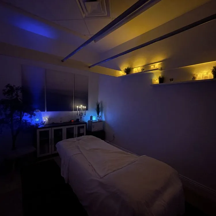 Note's treatment room in the evening, lit by soft lamps